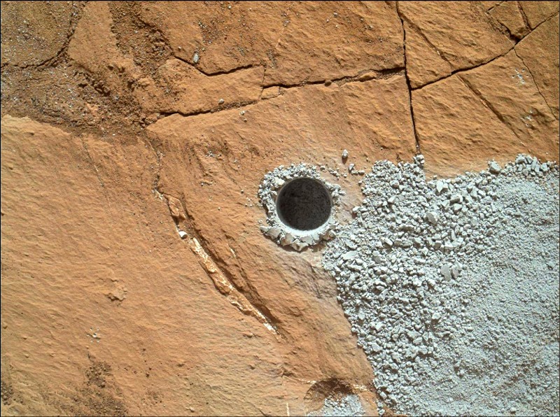 2015年马里亚斯山口附近，美国航太总署（NASA）火星探测车「好奇号」（Curiosity）钻探採样形成的一个洞。（法新社档案照）(photo:LTN)