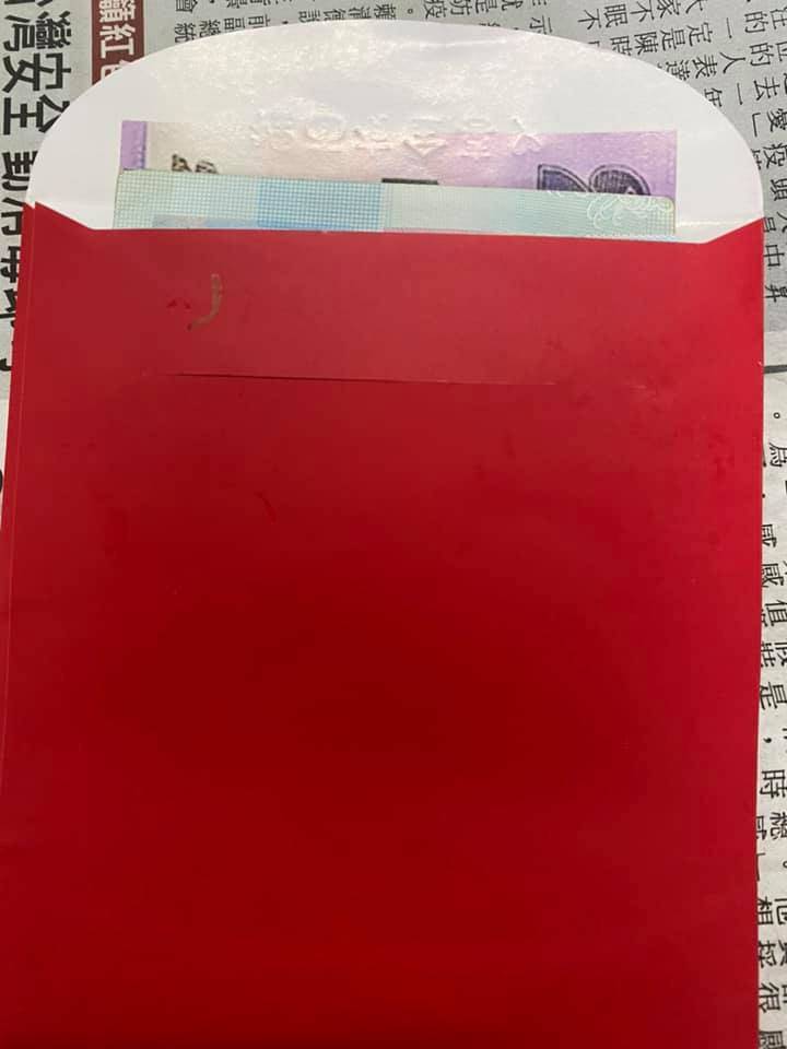 台南有個女子返鄉過年，收到紅包後原本以為是4000元的大紅包，仔細一看，兩千元大鈔竟然是「印在紅包內側的假鈔」，讓她哭笑不得。（圖擷取自facebook台南爆料公社）
