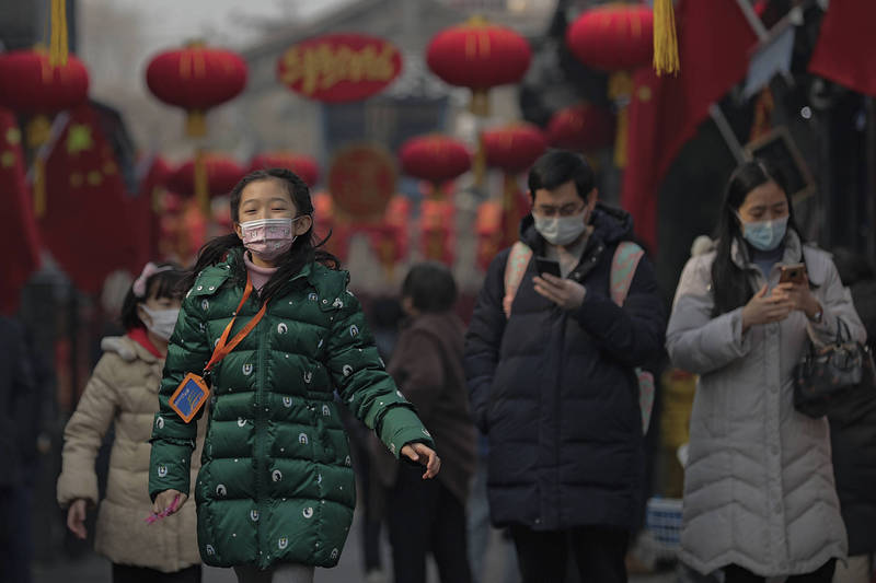 中國官方今天通報，全國11日新增12例武漢肺炎確診。圖為中國民眾春節戴口罩出遊。（美聯社）