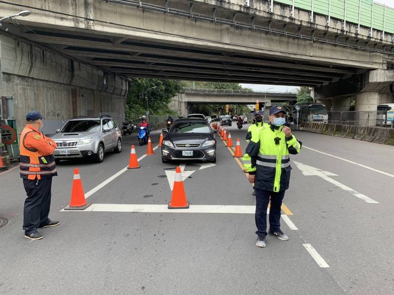 警方設管制點控管車流量，建議民眾多利用「免費接駁車」。（記者徐聖倫翻攝）