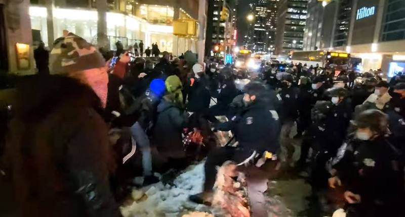 纽约曼哈顿「黑人的命也是命（BLM）」示威游行演变成警民冲突，有2名员警和1名摄影记者受伤，共11人遭到逮捕。（图翻摄自FNTV官方YouTube）(photo:LTN)