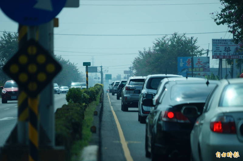 南州到枋寮的省道台1線車多，一路走走停停。（記者陳彥廷攝）