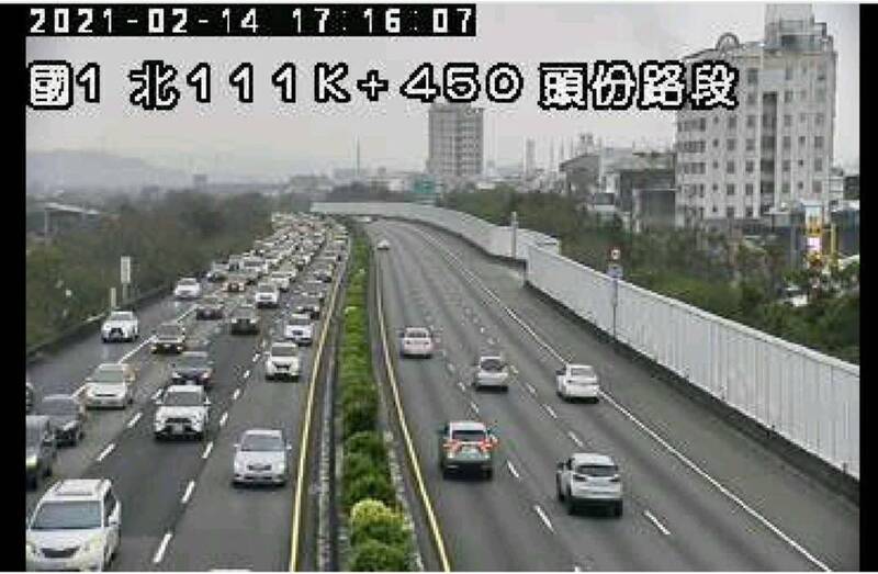 車流湧現，國1苗縣頭份段、國3苗縣大山至竹南段車流多壅塞。圖為國1頭份段。（取自1968APP）