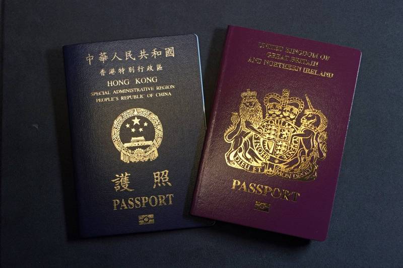 英國開放持有「英國國民（海外）護照」（圖右）的港人申請英國簽證後，前英相特別顧問科斯基指出將有高達30萬港人移英，處理得當則會讓英國受益。（美聯社）