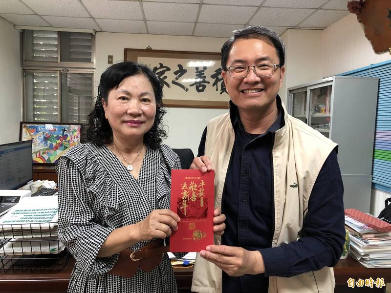 英發全球董事長蔡雪李（左）捐贈20萬元助學金，由雲林家扶主任廖志文（右）代表接受捐贈。（記者林國賢攝）
