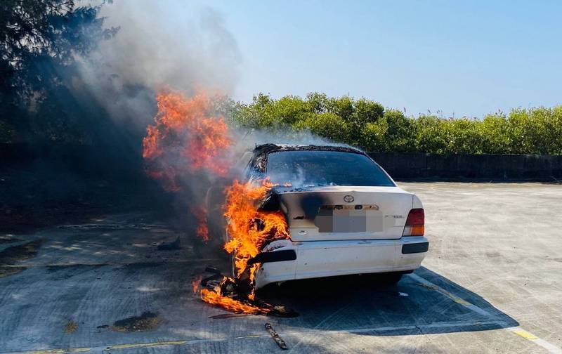 台南七股納骨塔附近發生一起汽車火警，防人員前往現場，火勢已燒出車外。（南市消防局提供