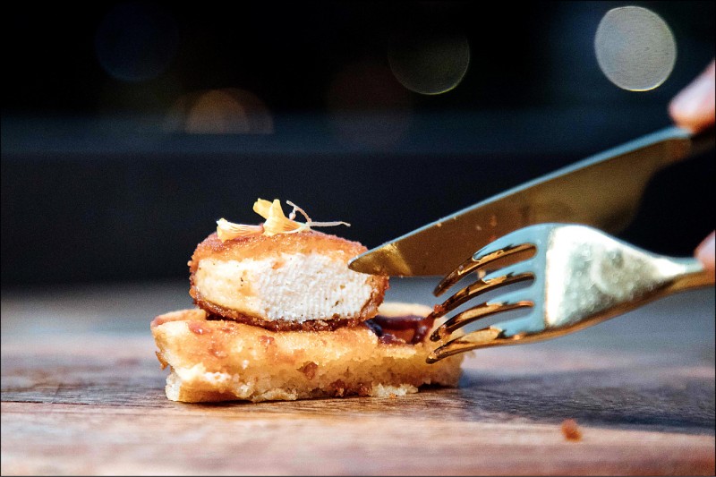 美国新创公司Eat Just研发的人造鸡肉「好鸡肉」，在新加坡餐厅贩售。（法新社）(photo:LTN)