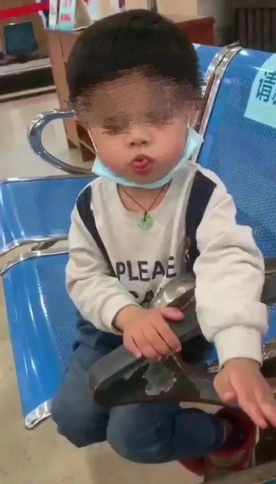 中国广东佛山3岁男童，误食含有减肥禁药的巧克力，异常兴奋还失眠、吐舌、翻白眼。（翻摄自微博）(photo:LTN)