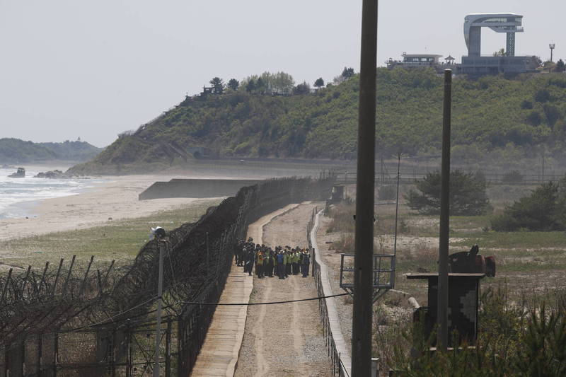 南韓江原道東部軍事禁區今驚見1名身份不明者，已遭到韓軍逮捕，目前正在對該人員進行調查。（歐新社）