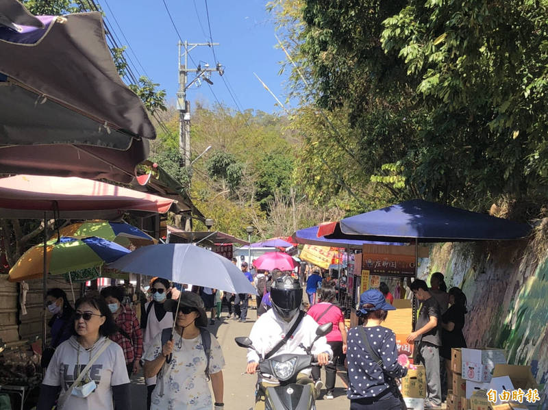 最近農曆春節期間，大坑9號步道再現宛如「人肉貪食蛇」場景。（記者許國楨攝）