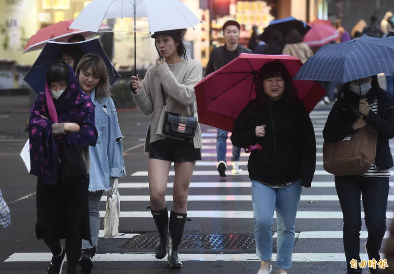 中央氣象局指出，今天（17日）強烈大陸冷氣團南下，北部、東半部地區雲多有短暫雨。（資料照）