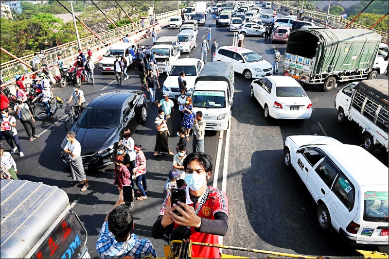 仰光民众响应「抛锚车行动」，将车子停在重要道路、桥樑上，防止军警车辆进入镇压示威群众。（法新社）(photo:LTN)