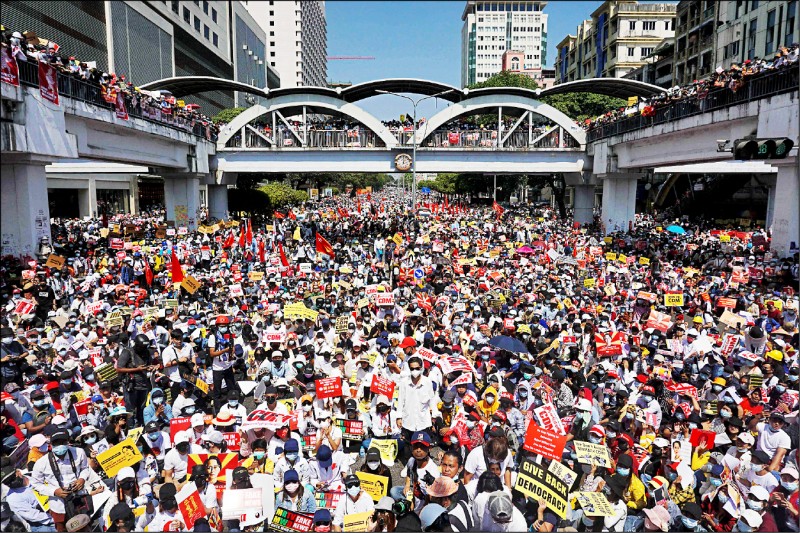 大批民众十七日在缅甸仰光街头示威，反对军事政变。（法新社）(photo:LTN)