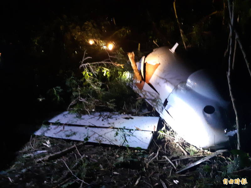 一架中科院騰雲無人機今晚墜毀在台東活水湖森林。（記者黃明堂攝）