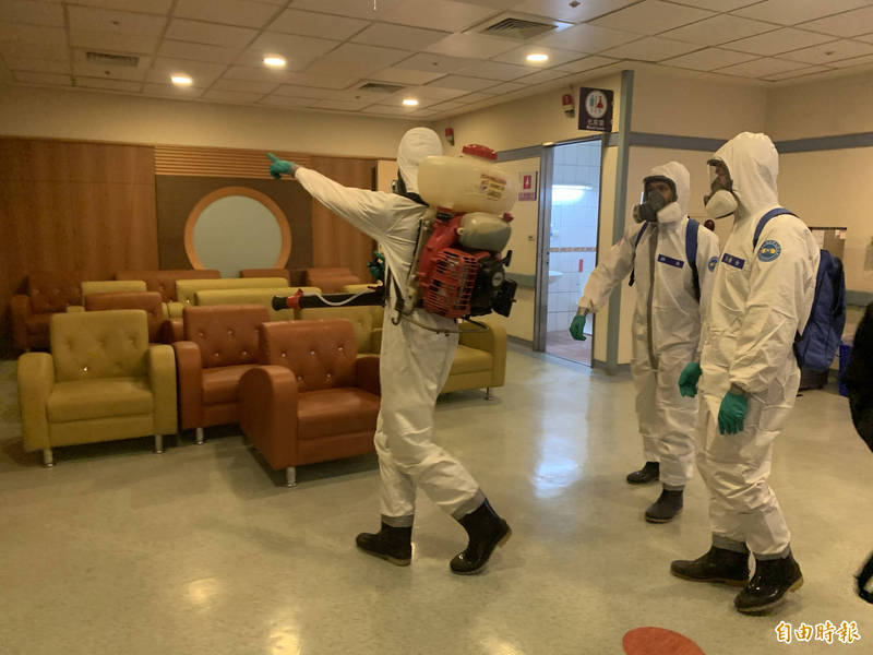 陸軍第六軍團33化學兵群在桃園醫院復原啓動前夕，再次執行消毒專案任務。（記者陳恩惠攝）