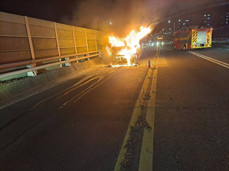 國道1號基隆大業隧道出口今晚驚傳火燒車，火勢猛烈，迅速吞噬整輛九人座廂型車。（記者林嘉東翻攝）