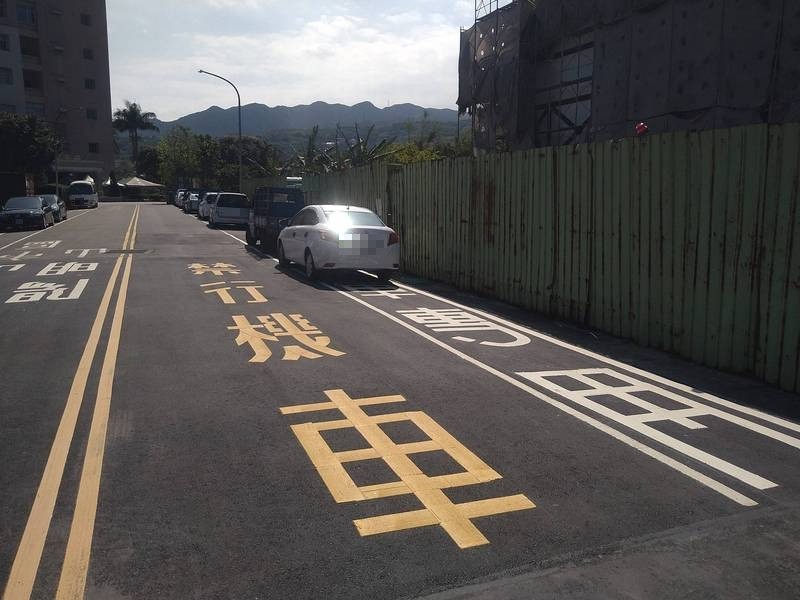 近日有網友發現，某條路上的機車專用道都是違停的汽車，想繞路避開也不行，因為旁邊地上出現「禁行機車」4個大字，機車騎上去恐怕會吃罰單。（圖擷取自臉書《爆怨公社》）