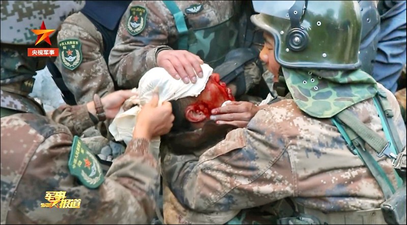 中國官媒央視十九日發布去年六月解放軍與印度部隊在兩國邊境的加勒萬河谷爆發衝突的影片，首度證實解放軍官兵在這場衝突中四死一傷。（取自網路）