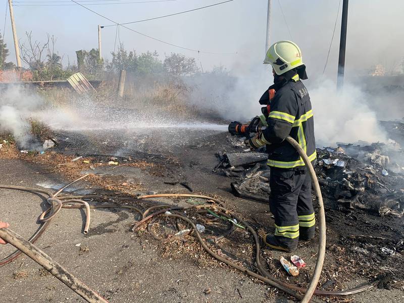 嘉義縣布袋鎮一處空地燃燒廢棄物，造成濃煙及巨大爆裂聲響。（記者林宜樟翻攝）