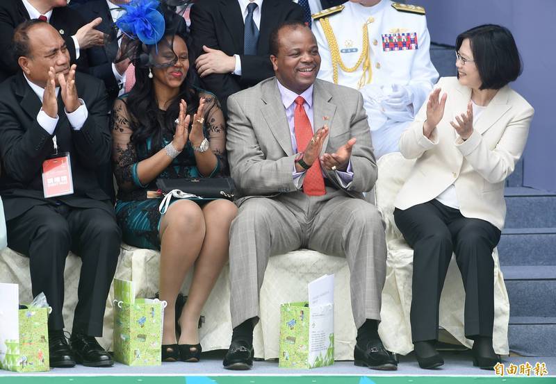 罹武漢肺炎的恩史瓦帝三世（Mswati III，右二）感謝蔡英文總統送他治療藥物。（資料照）