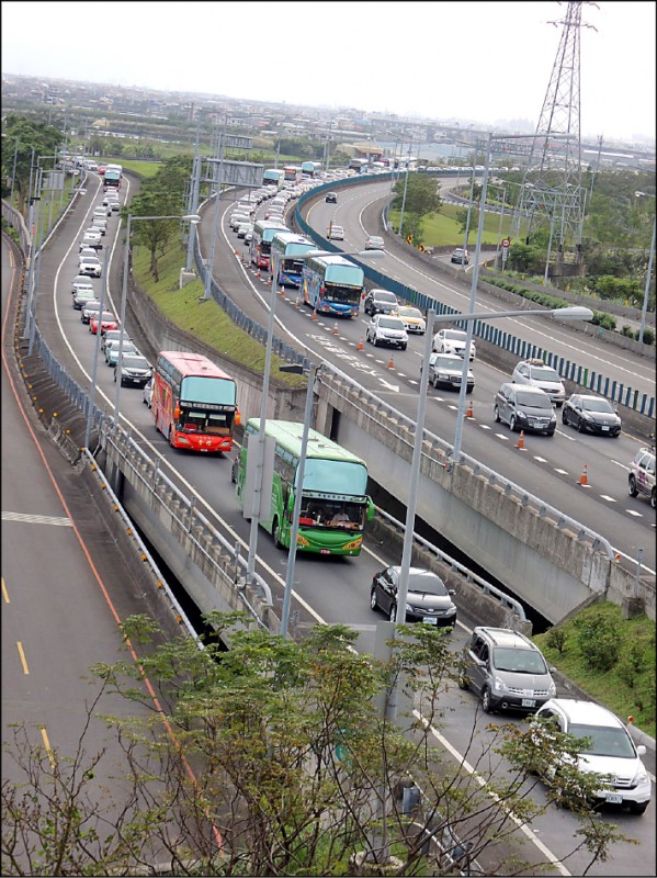 根據高公局預估，228連假首日車流量最大，國5南下更估是平日1.8倍。（資料照）