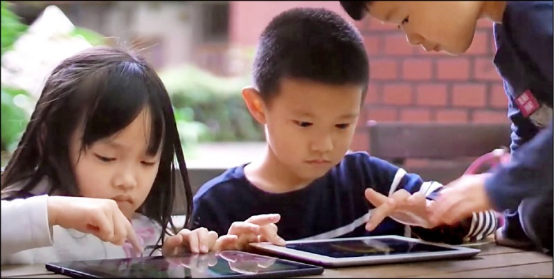 台師大公布「台灣幼兒發展調查資料庫建置計畫」追蹤調查結果,小一學童平均每天花1小時25分盯著3C螢幕,假日更高達3小時6分鐘。 (台師大提供) 台師大公布「台灣幼兒發展調查資料庫建置計畫」追蹤調查結果,小一學童平均每天花1小時25分盯著3C螢幕,假日更高達3小時6分鐘。 (台師大提供)
