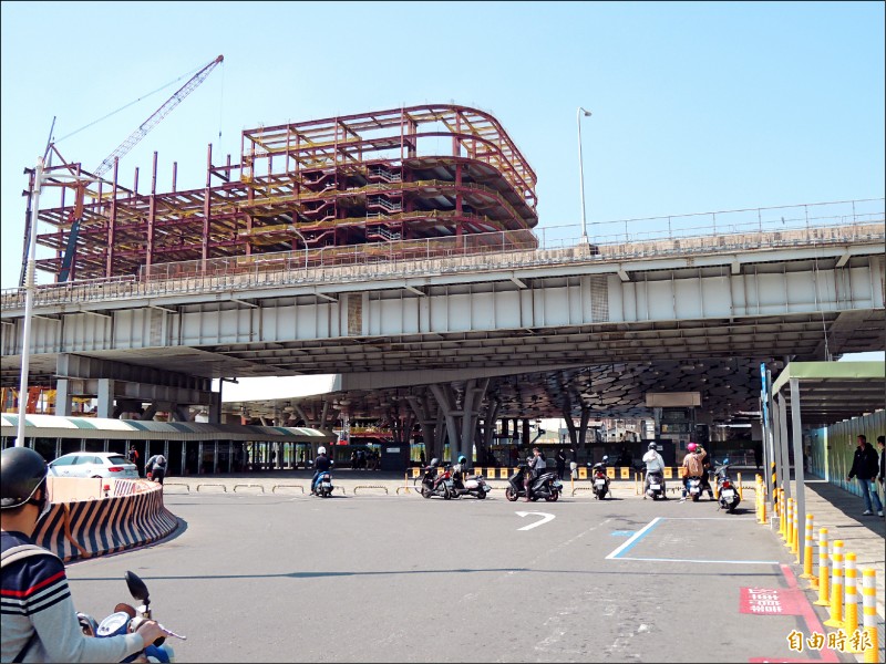 台鐵高雄車站與高雄捷運高雄車站，3月7日前仍可由目前的站東進出，圖中橋體為中博高架橋主體，後方為興建中的台鐵高雄站商業大樓。（記者王榮祥攝）