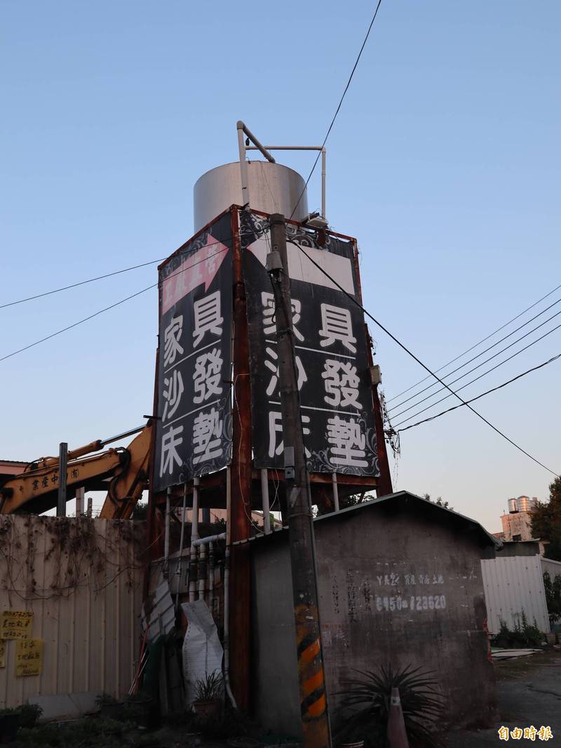 潭子區昌平路40餘戶飲用地下水井的住戶，就靠這佪水塔輸送用水。（記者歐素美攝）