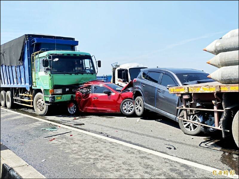 台61線西濱快速道路北上雲林段昨天發生21輛大小車追撞，釀成2死8傷的重大事故。（資料照）