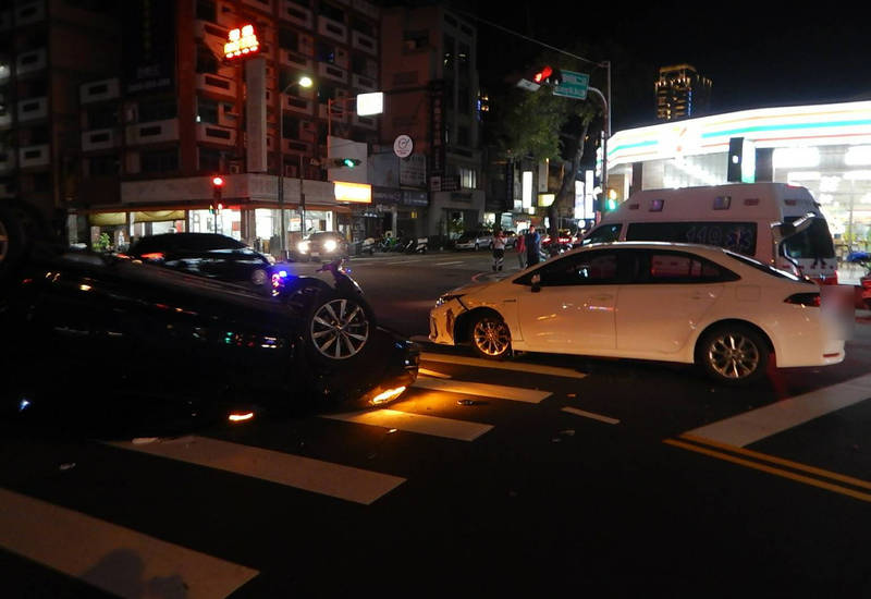 2車路口發生碰撞後，黑車福斯當街四輪朝天翻覆。（民眾提供）
