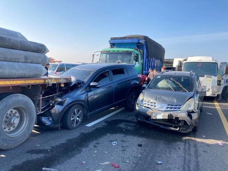 西濱快速道路昨發生20輛車連環追撞事故，公路總局將研議增設濃霧偵測器。（資料照）