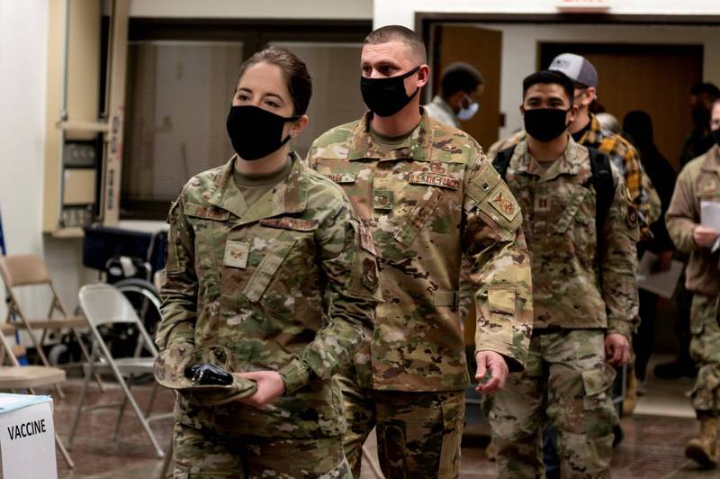 南韓1名駐韓美軍在烏山空軍基地附近家中開趴，但參加者發生群聚感染，目前累計9人確診武漢肺炎。圖為駐韓美軍在烏山基地排隊打疫苗，與本新聞無關。（路透）