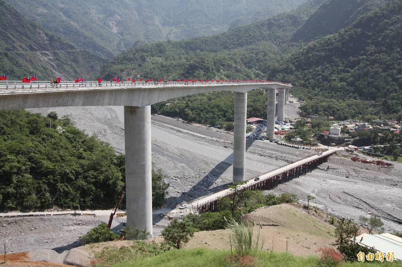 台灣橋墩最高谷川大橋傳意外單車騎士墜落99公尺深河床亡 社會 自由時報電子報