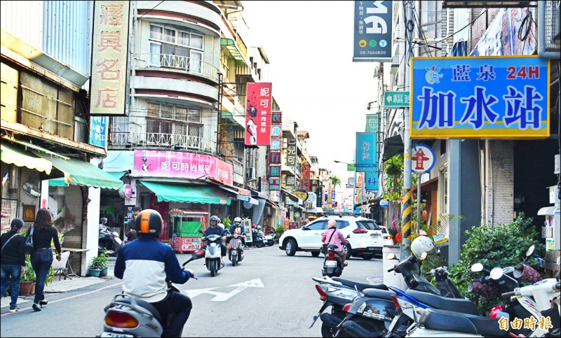 屏東市中央市場聯外道路狹窄，多數路段實施單行道，但逆向行車的現象普遍存在。（記者李立法攝）