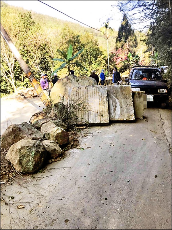 地主以私人土地為由， 本月4日以巨石、土堆路障封閉道路。（居民提供）