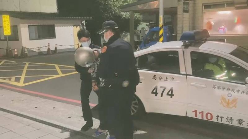 警方將涉嫌行兇的吳男帶回詢問。（記者吳昇儒翻攝）