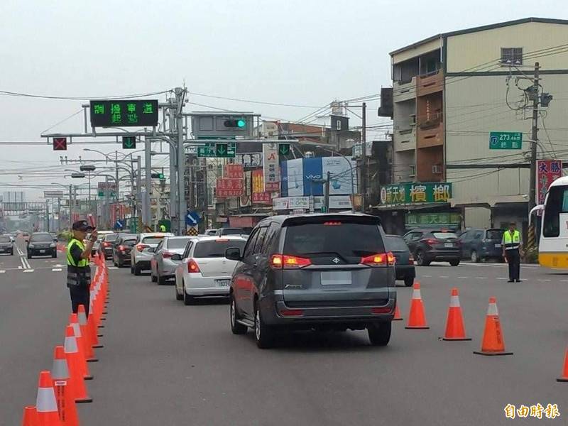 省道台一線屏東枋寮段每逢假日大塞車，交通部啟動屏南快速公路可行性研究。（記者侯承旭攝）