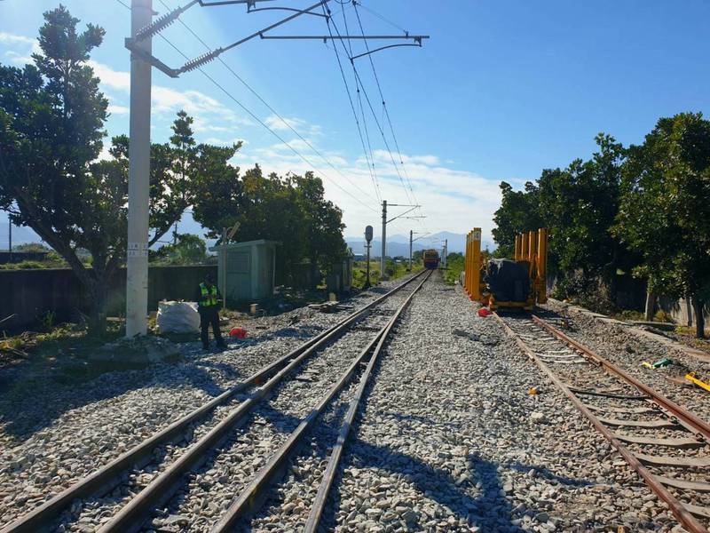 台鐵台東海端站今天上午發生電力維修車撞上3名道班人員事故，其中1人已宣告不治，1人仍昏迷不醒，1人已恢復意識。（台鐵提供）