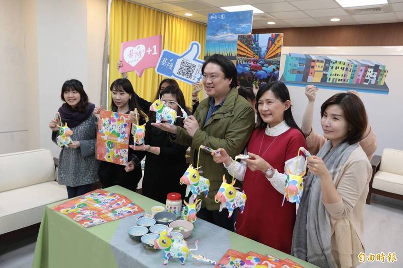 基隆市政府今年推出「霓虹小乳牛」提燈，市長林右昌將在明天（24日）下午3點在基隆文化中心廣場發送1000個元宵小提燈。（記者俞肇福攝）