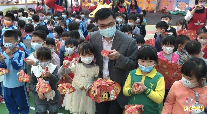 鹿港鎮長許志宏今年直接把元宵小提燈送到幼兒園小朋友手上。（記者劉曉欣攝）