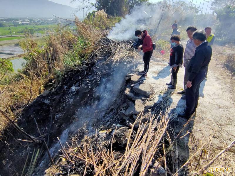 南投縣埔里鎮鐵山里第15公墓連遭祝融，昨天下午、晚間2度火警，火勢雖滅，今天仍持續飄散塑膠燃燒後的惡臭白煙。（記者佟振國攝）