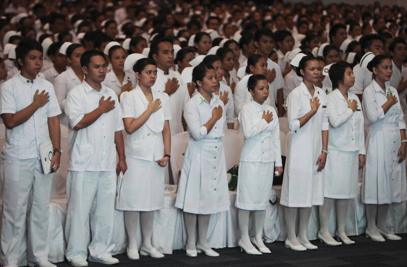 菲律賓願意提高到海外工作護理師人數的上限，以換取來自英國和德國的疫苗。圖為菲律賓護理師。（美聯社）
