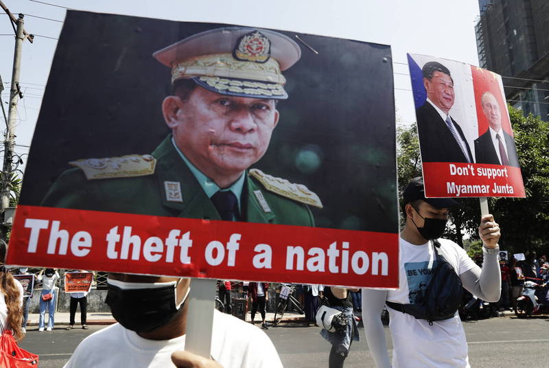 美國財政部宣布制裁兩名緬甸將軍。圖為緬甸群眾抗議軍方領袖敏昂萊（Min Aung Hlaing）。（歐新社）