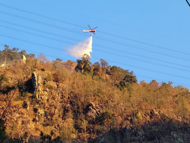 直升機執行八仙山林班地火警滅火。（東勢林管處提供）