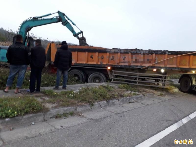 好險，砂石車路線急轉彎，衝進加油站旁農田。（記者蔡政珉攝）