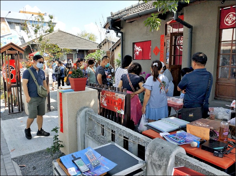 屏東市勝利星村今年春節人潮多。（屏東縣政府文化處提供）