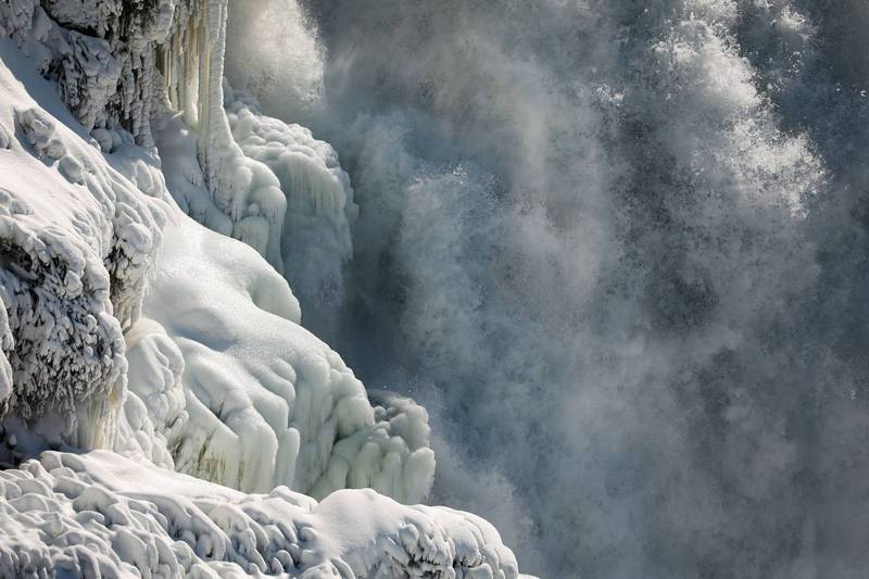 尼加拉瀑布部分已經完全結冰，特別是在湍急河水兩側較為和緩的部分，以及瀑布底部白霧蒸騰的浪花區域。（路透）
