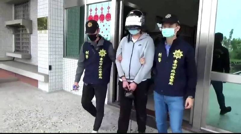 24日凌晨向警方投案的劉姓男子（中）。（民眾提供）