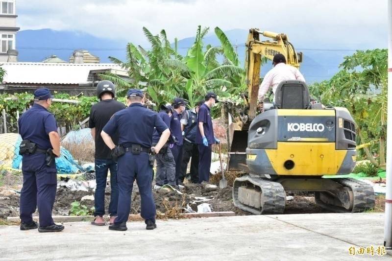 施姓男子遭員工殺害。圖為警方於棄屍現場開挖施男屍體。（資料照）