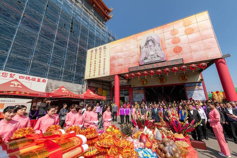 龍德宮遶境活動，仙女是活動的特色，圖為去年活動情形。（市府提供）